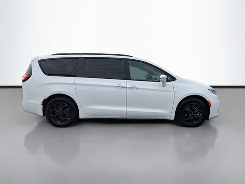 Used 2021 Chrysler Pacifica Touring-L w/ Uconnect Theater Family Group image 6