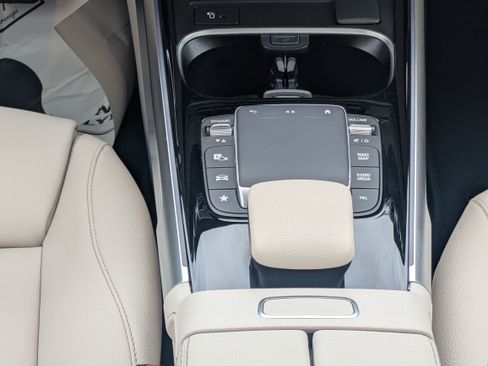 Used 2023 Mercedes-Benz EQB 300 4MATIC image 18