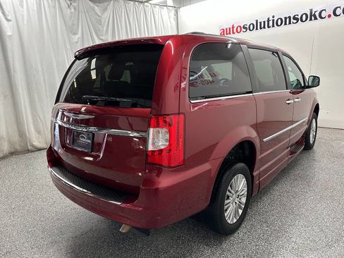 Used 2015 Chrysler Town & Country Touring-L w/ Driver Convenience Group image 7