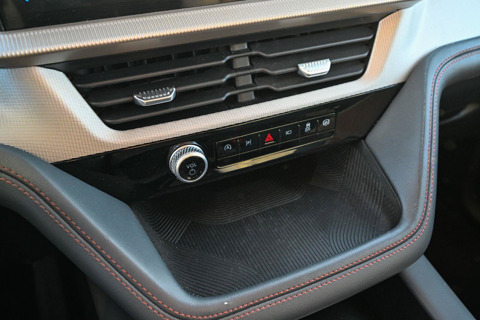 Used 2025 Ford Explorer Active AWD/4WD image 37
