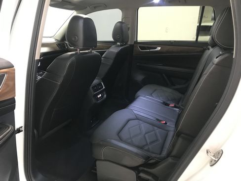 Used 2024 Volkswagen Atlas SE AWD/4WD image 11