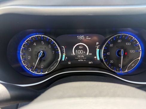 Used 2023 Chrysler Pacifica Touring-L FWD image 14