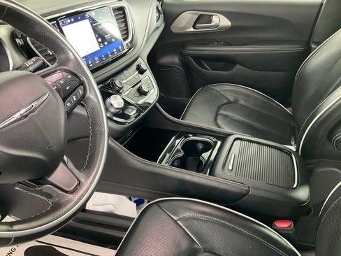 Used 2021 Chrysler Pacifica Limited w/ Uconnect Theater Family Group image 13