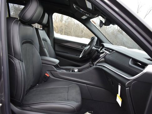 New 2025 Jeep Grand Cherokee Altitude AWD/4WD image 28