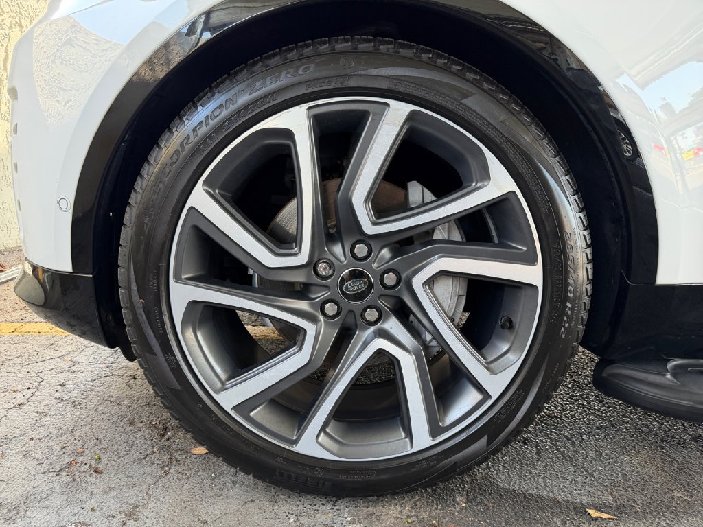 Used 2024 Land Rover Discovery Dynamic SE AWD/4WD image 45