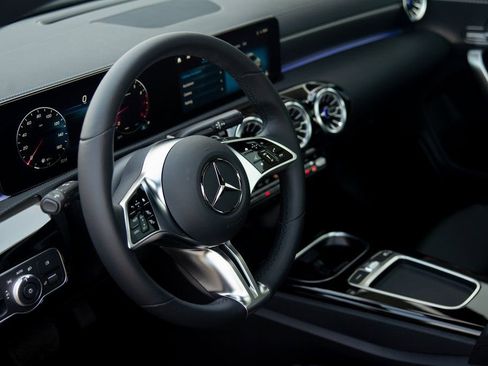 Used 2025 Mercedes-Benz CLA 250 4MATIC image 33