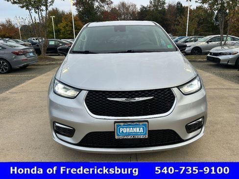 Used 2024 Chrysler Pacifica Touring-L image 9