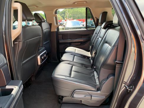 Used 2024 Ford Expedition Max XLT image 32