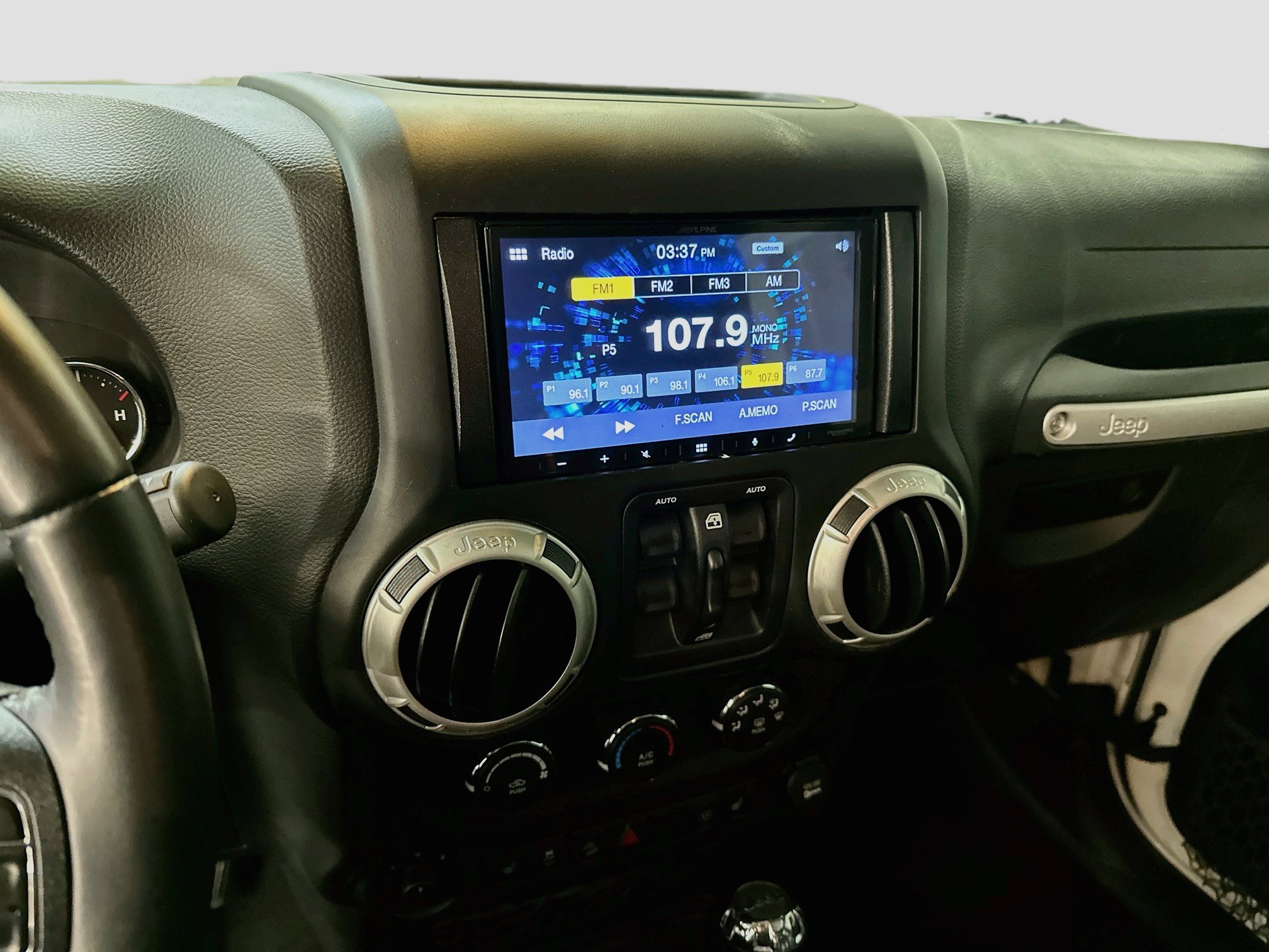 Used 2018 Jeep Wrangler Unlimited Sahara w/ Connectivity Group AWD/4WD image 24