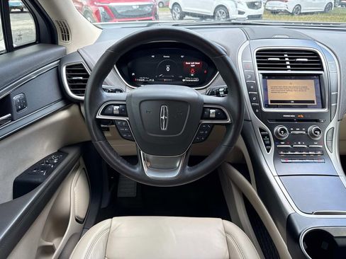 Used 2019 Lincoln Nautilus Select image 17
