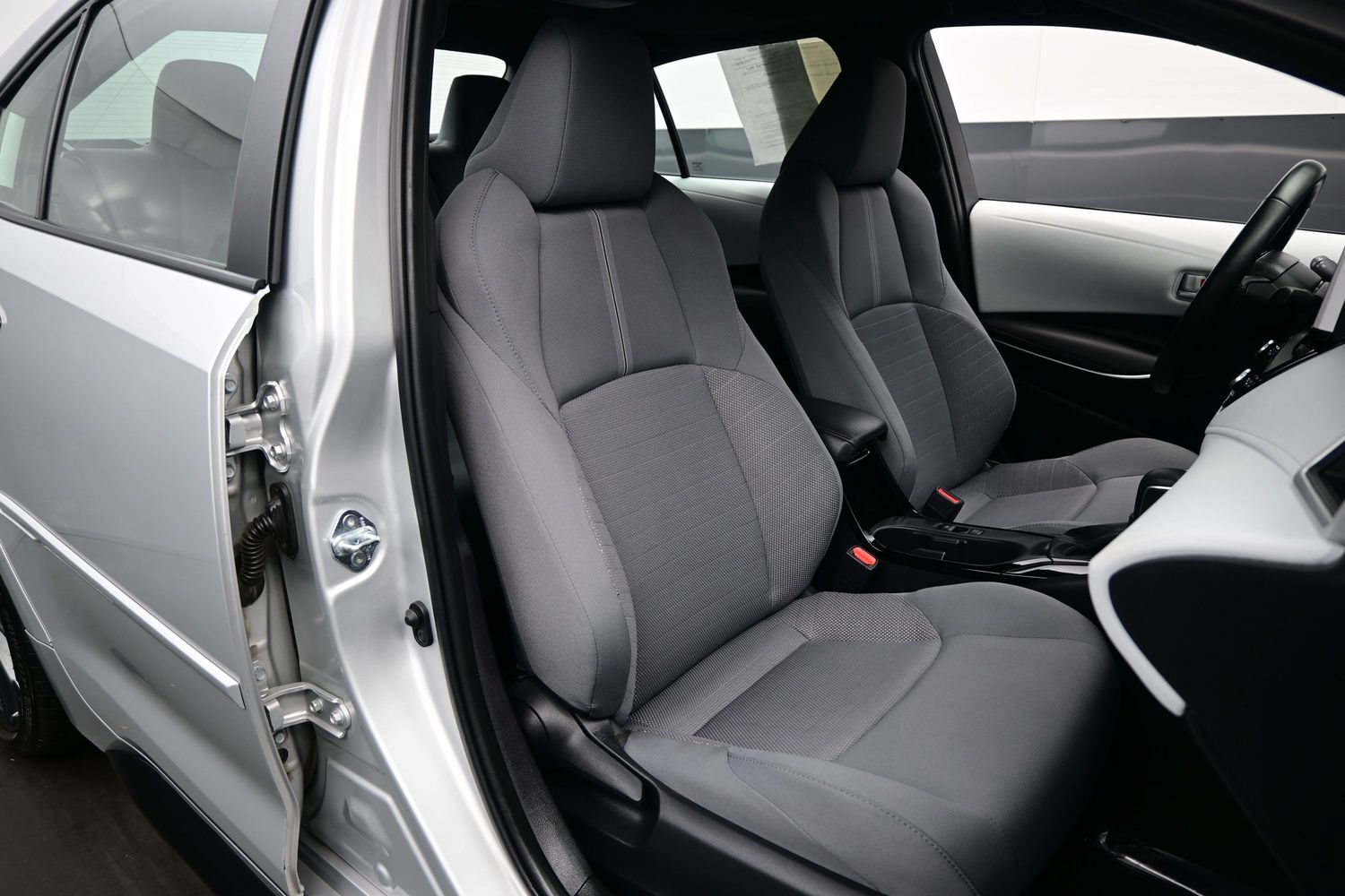 Used 2025 Toyota Corolla SE w/ SE Premium Package FWD image 13