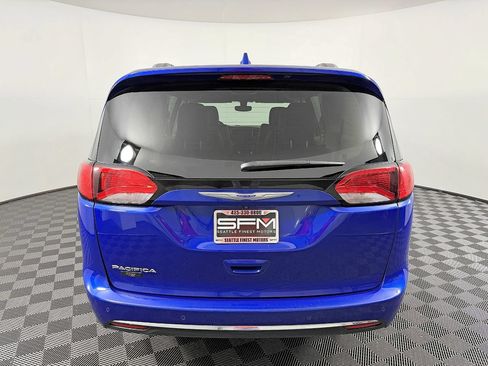Used 2018 Chrysler Pacifica Touring-L w/ Tire & Wheel Group FWD image 9