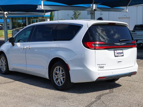 Used 2024 Chrysler Pacifica Touring-L FWD image 3