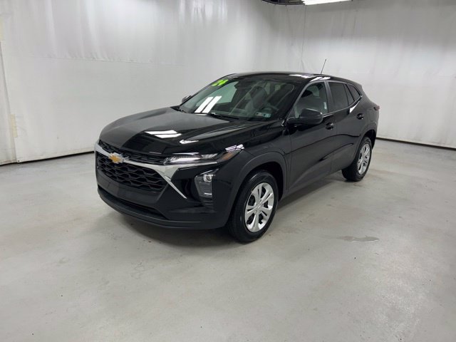 Used 2024 Chevrolet Trax LS w/ Driver Confidence Package FWD image 2