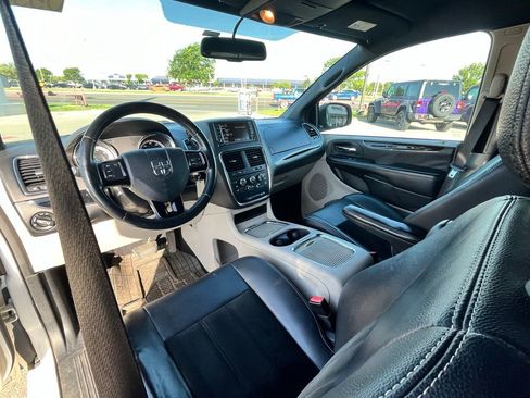 Used 2017 Dodge Grand Caravan SXT FWD image 8