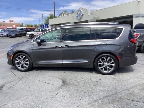 Used 2017 Chrysler Pacifica Limited FWD image 17