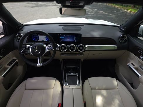 Used 2025 Mercedes-Benz EQB 300 4MATIC image 10