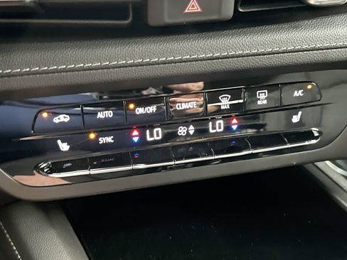 Used 2023 Buick Envision Essence image 10