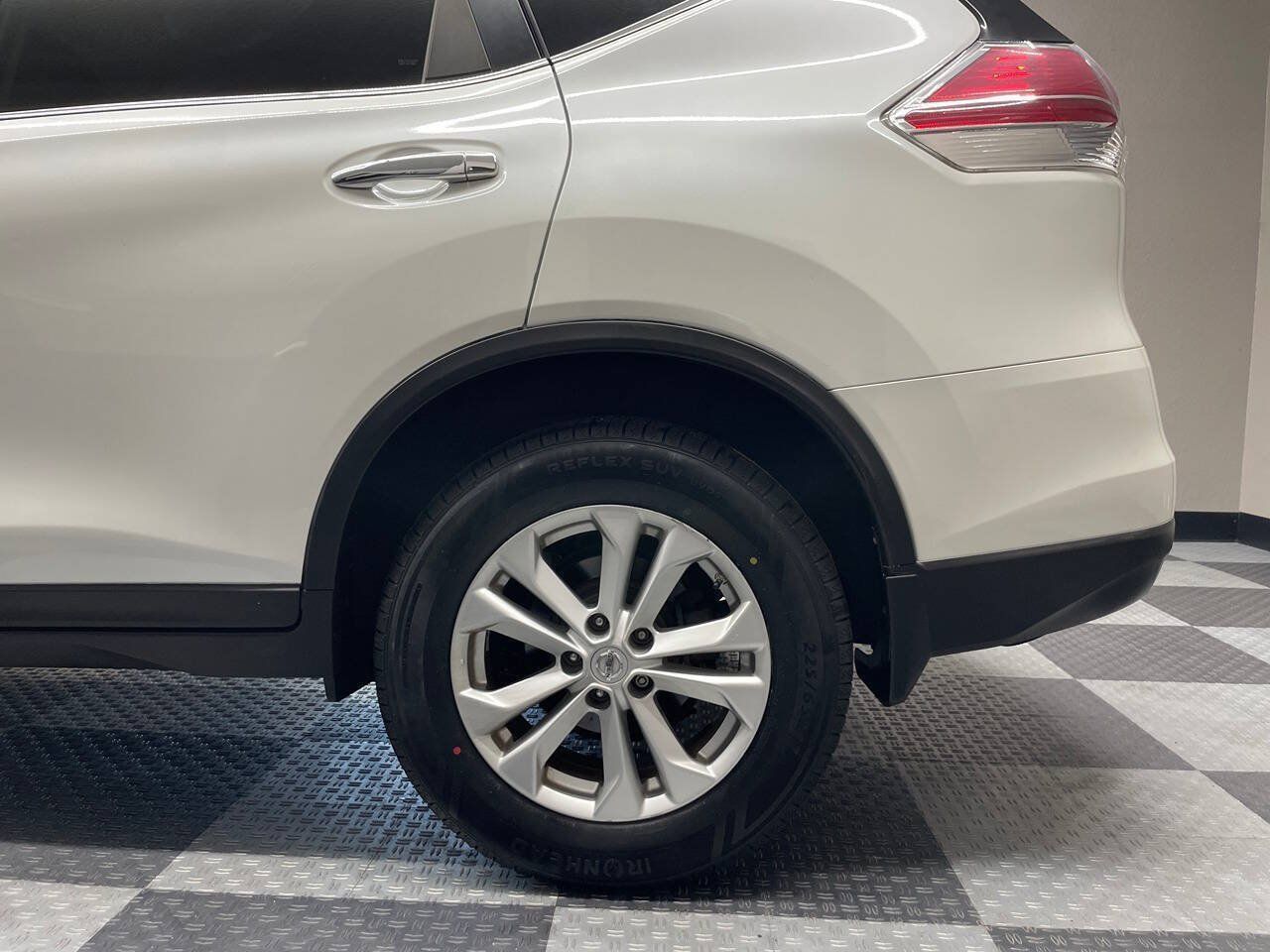 Used 2015 Nissan Rogue SV FWD image 12