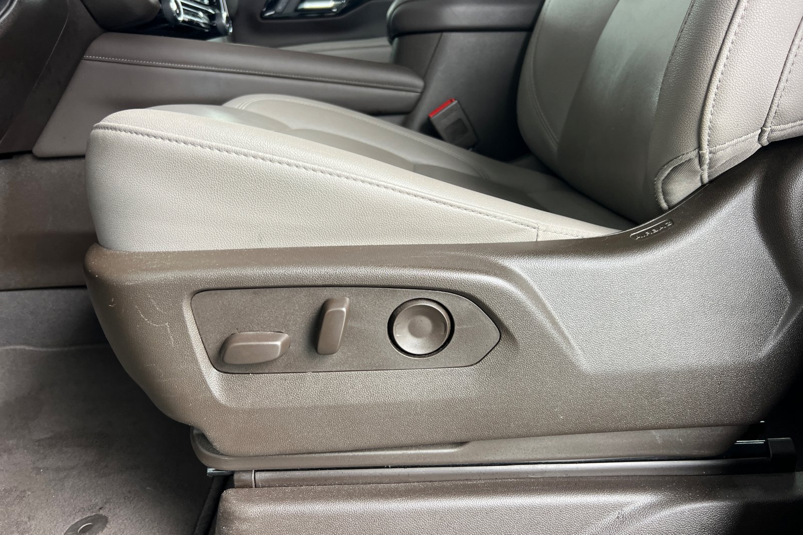 Used 2025 Chevrolet Suburban LT AWD/4WD image 19