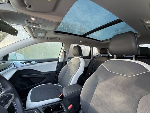 Used 2025 Volkswagen Taos SE w/ Panoramic Sunroof Package image 25