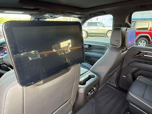 Used 2025 Chevrolet Suburban Premier AWD/4WD image 25