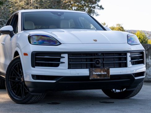 Certified 2025 Porsche Cayenne image 9