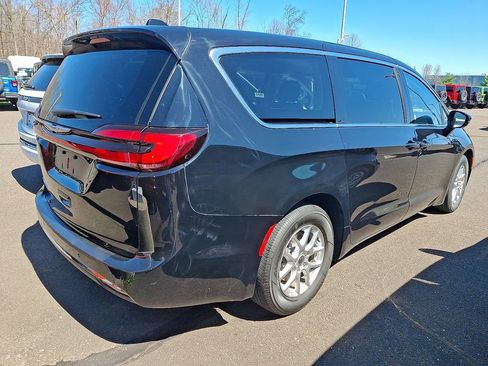 Used 2024 Chrysler Pacifica Touring-L image 5