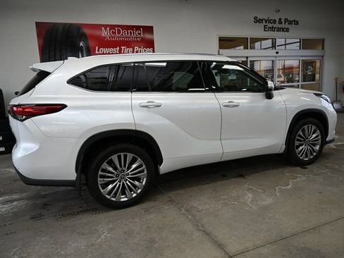 Used 2022 Toyota Highlander Platinum image 5