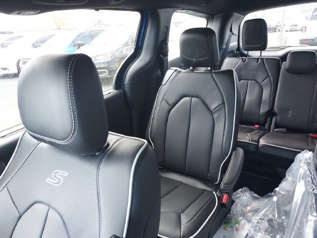 New 2026 Chrysler Pacifica Limited w/ S Appearance Package FWD image 12