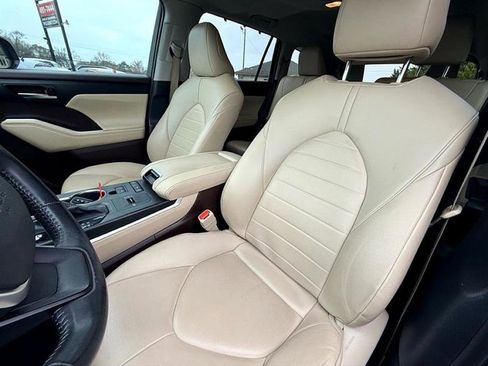 Used 2022 Toyota Highlander XLE image 23