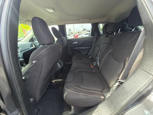 Used 2016 Jeep Cherokee Latitude w/ Cold Weather Group AWD/4WD image 17