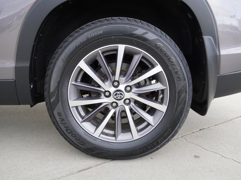 Used 2019 Toyota Highlander XLE image 12