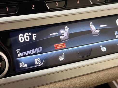 Used 2022 BMW 740i w/ Interior Design Package image 21