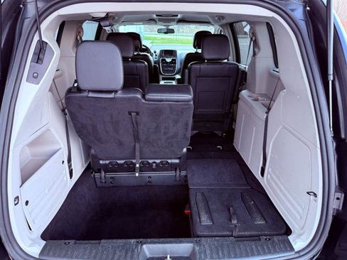 Used 2015 Chrysler Town & Country Touring image 25