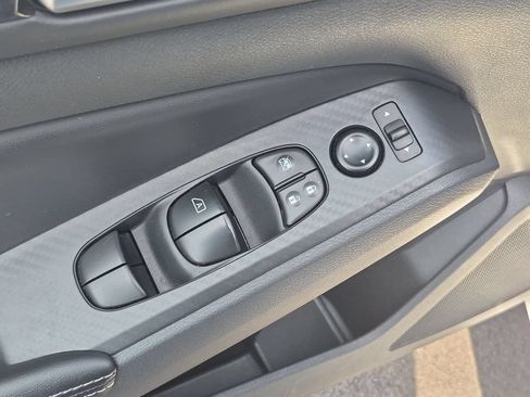 Used 2025 Nissan Altima 2.5 SV FWD image 13