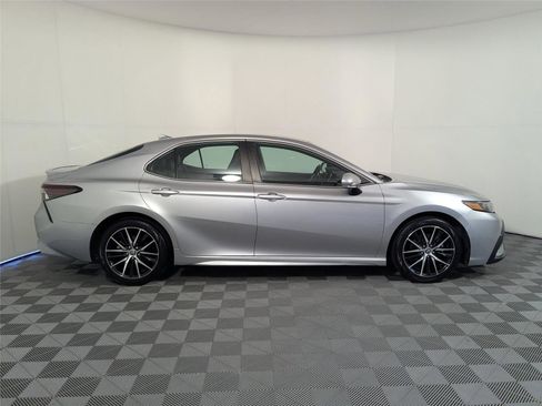 Used 2022 Toyota Camry SE image 4