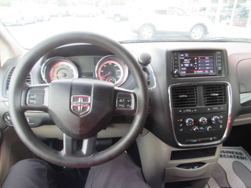 Used 2019 Dodge Grand Caravan SE FWD image 12