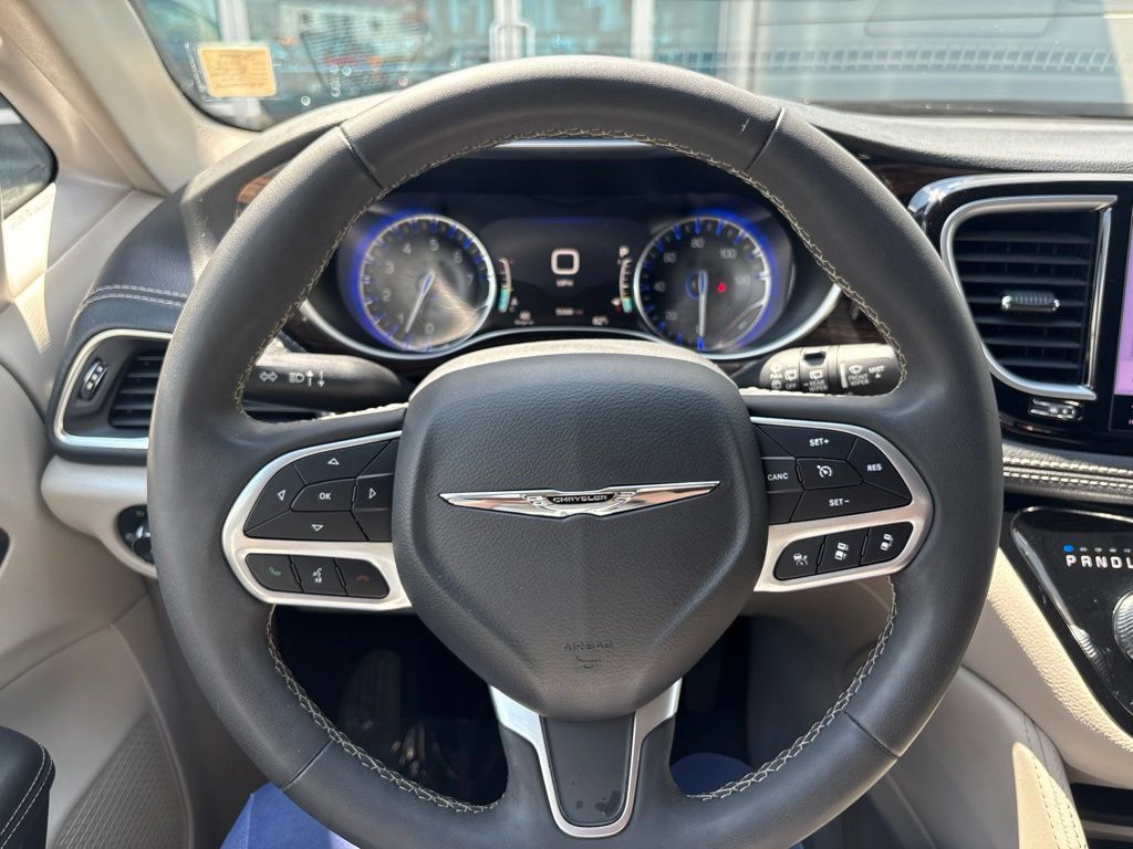 Used 2023 Chrysler Pacifica Limited FWD image 11