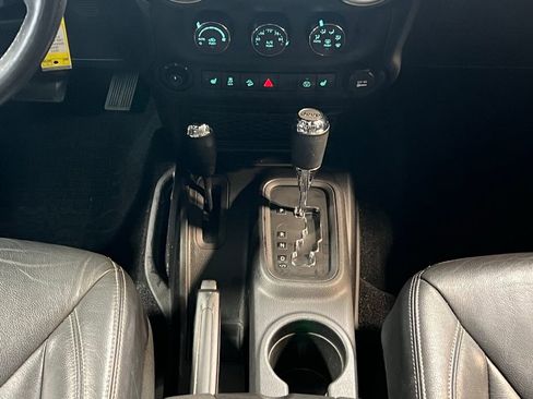 Used 2015 Jeep Wrangler Unlimited Sahara w/ Connectivity Group image 29