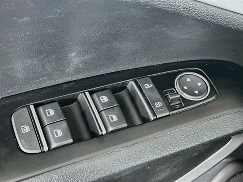 Used 2025 Kia Soul LX w/ LX Technology Package FWD image 15