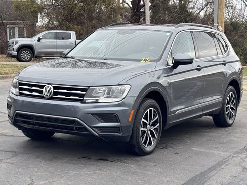 Used 2021 Volkswagen Tiguan SE w/ Panoramic Sunroof Package image 2