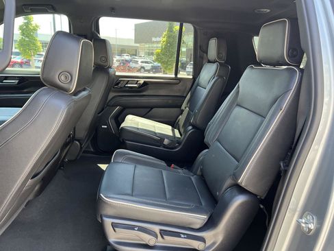 Used 2025 Chevrolet Suburban Premier AWD/4WD image 26
