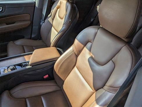 Used 2022 Volvo XC60 T8 Inscription w/ Advanced Package image 12