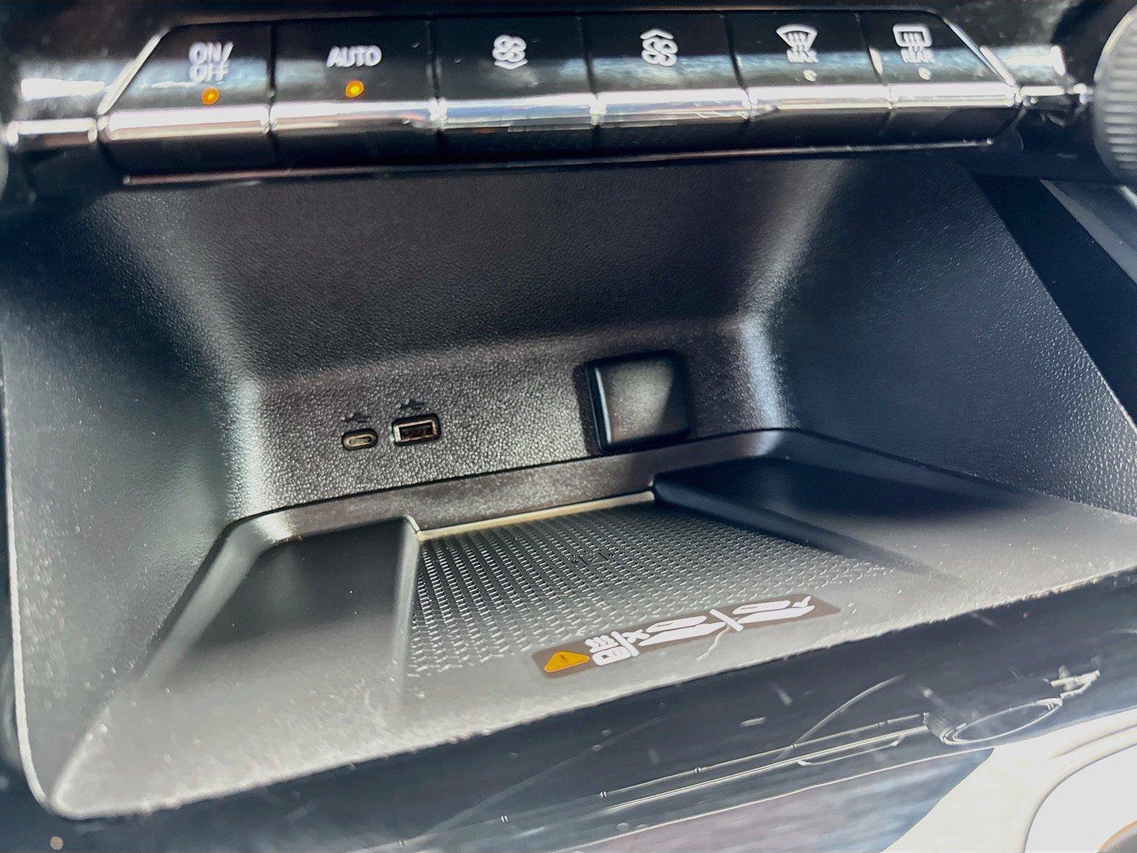 Used 2025 Chevrolet Traverse LT FWD image 22