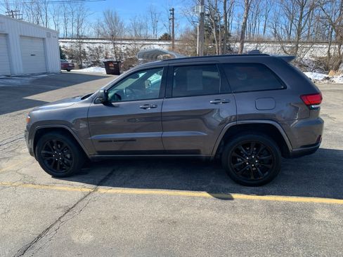 Used 2018 Jeep Grand Cherokee Altitude image 9