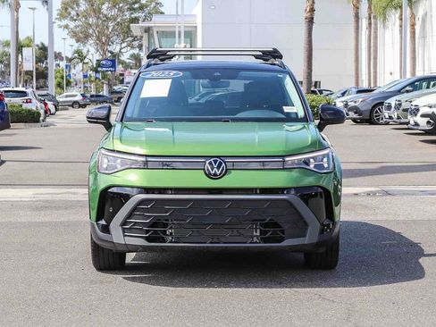 Used 2025 Volkswagen Taos SE FWD image 2
