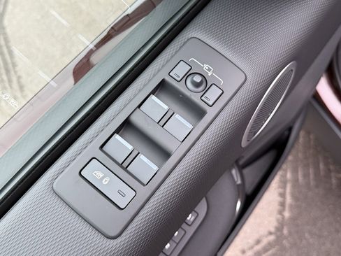 New 2026 Land Rover Discovery Limited Edition image 16