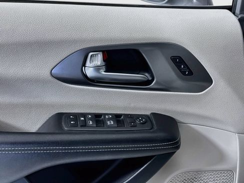 Used 2022 Chrysler Pacifica Touring-L FWD image 16