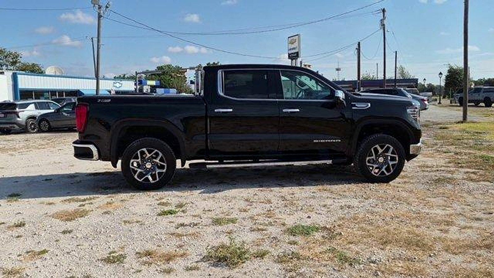 Used 2023 GMC Sierra 1500 SLT AWD/4WD image 9